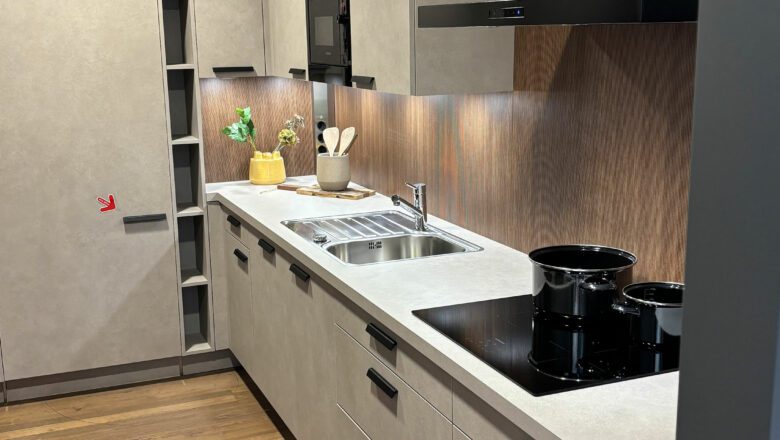 U-Küche mit Schichtstoff-Fronten in Sandstein und Nussbaum liniert