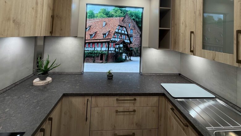 Musterküche bei PLANA Pforzheim mit pflegeleichter Schichtstoff-Arbeitsplatte