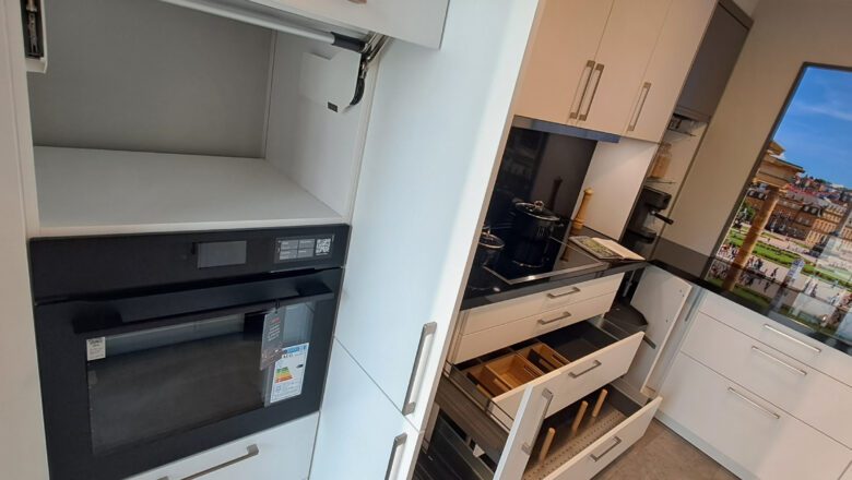 U-Küche mit weißen Fronten in klassischer Ausführung