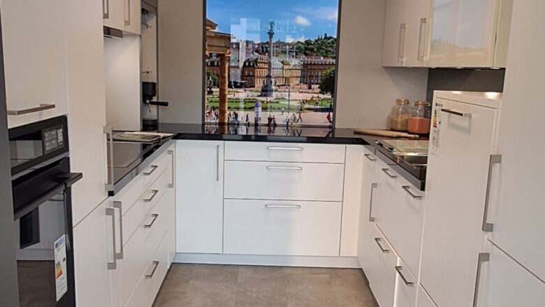 Weiße U-Küche mit sehr viel Stauraum