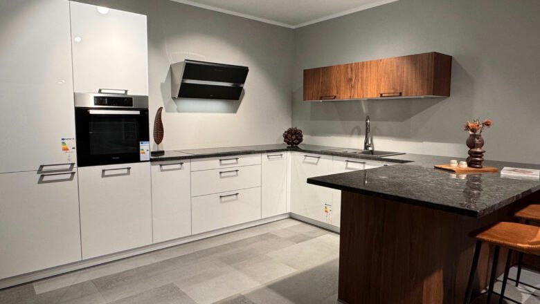 Dunkle Naturstein-Arbeitsplatte in geräumiger U-Küche