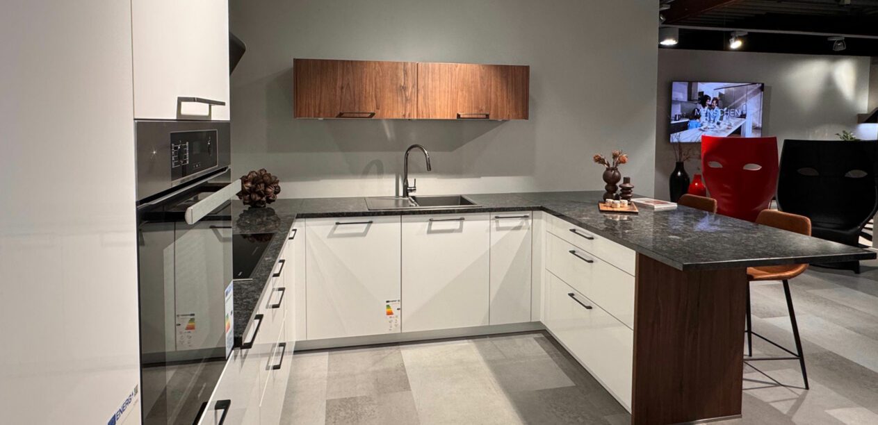 Küche im Klassik-Style mit dunkler Arbeitsplatte