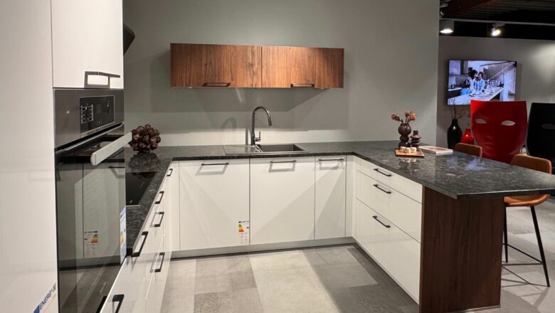 Küche im Klassik-Style mit dunkler Arbeitsplatte