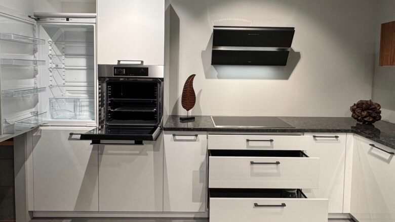 U-Küche mit breiten Griffen und weißen Glanzlack-Fronten