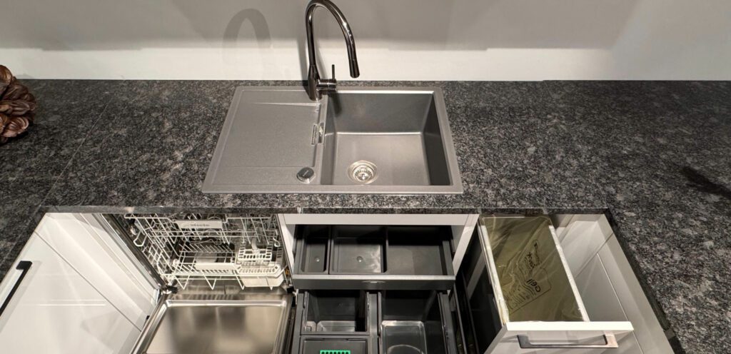 Miele Geschirrspüler und Mülltrennsystem direkt bei der Spüle