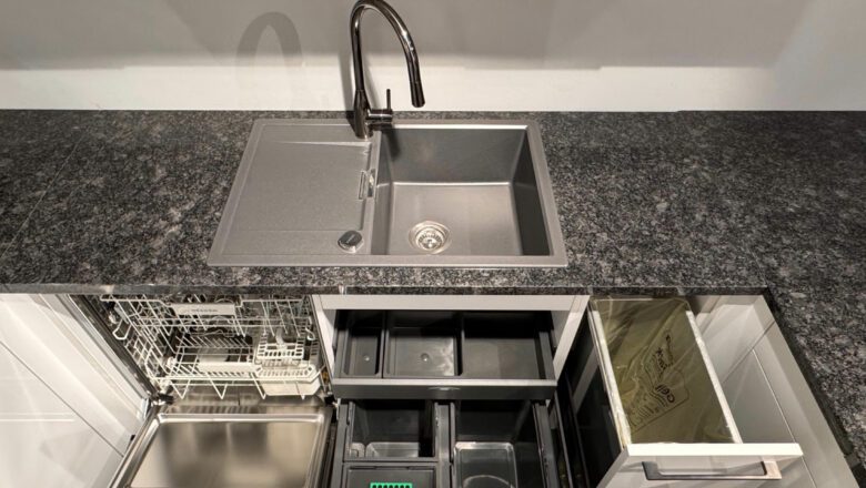 Miele Geschirrspüler und Mülltrennsystem direkt bei der Spüle