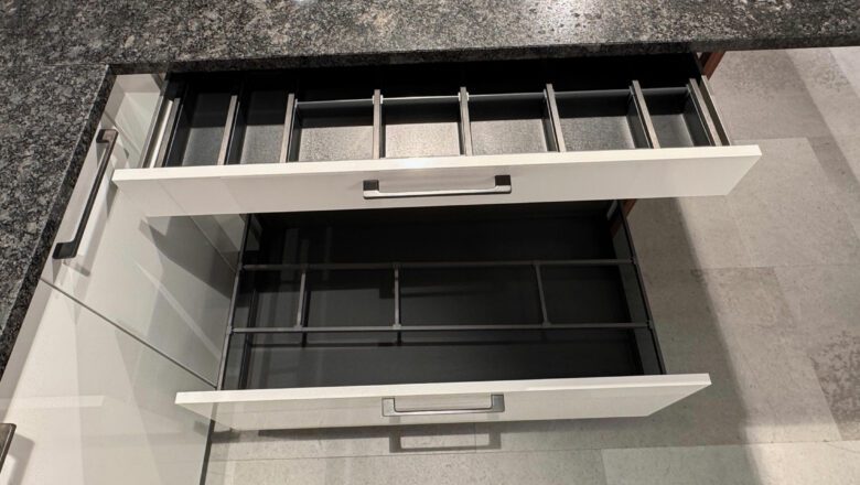 Musterküche mit breiten Auszügen und hochwertiger Schubkasten-Einteilung