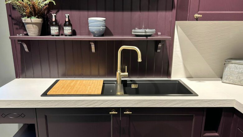 Landhaus-Küche mit weißer Keramik-Arbeitsplatte