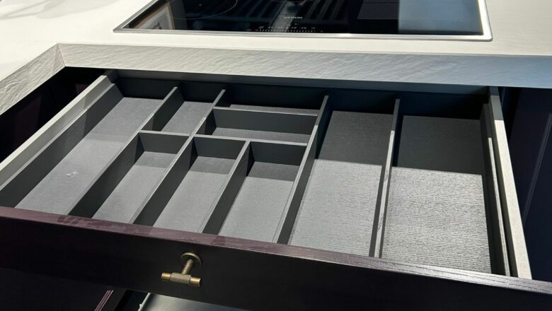 Schubkasten mit hochwertigem Besteckeinsatz