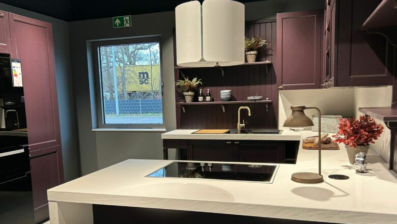 U-Küche im Landhausstil mit Echtholzfronten