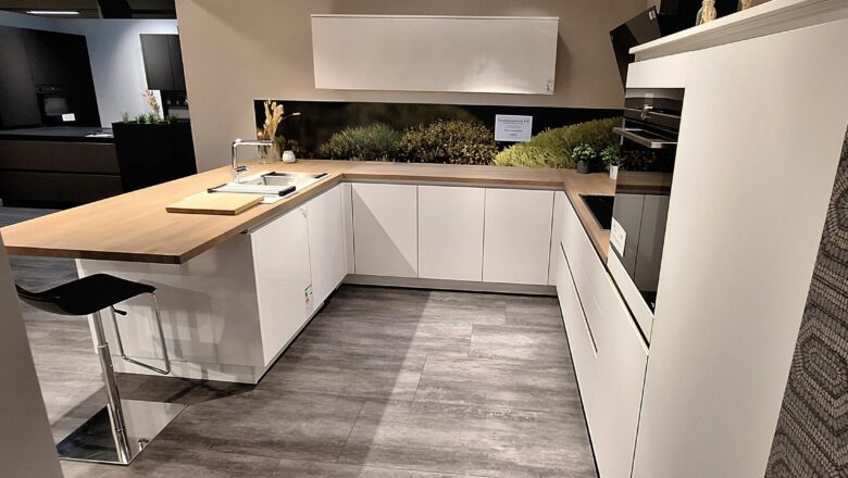 Grifflose U-Küche mit hellen Mattlack-Fronten