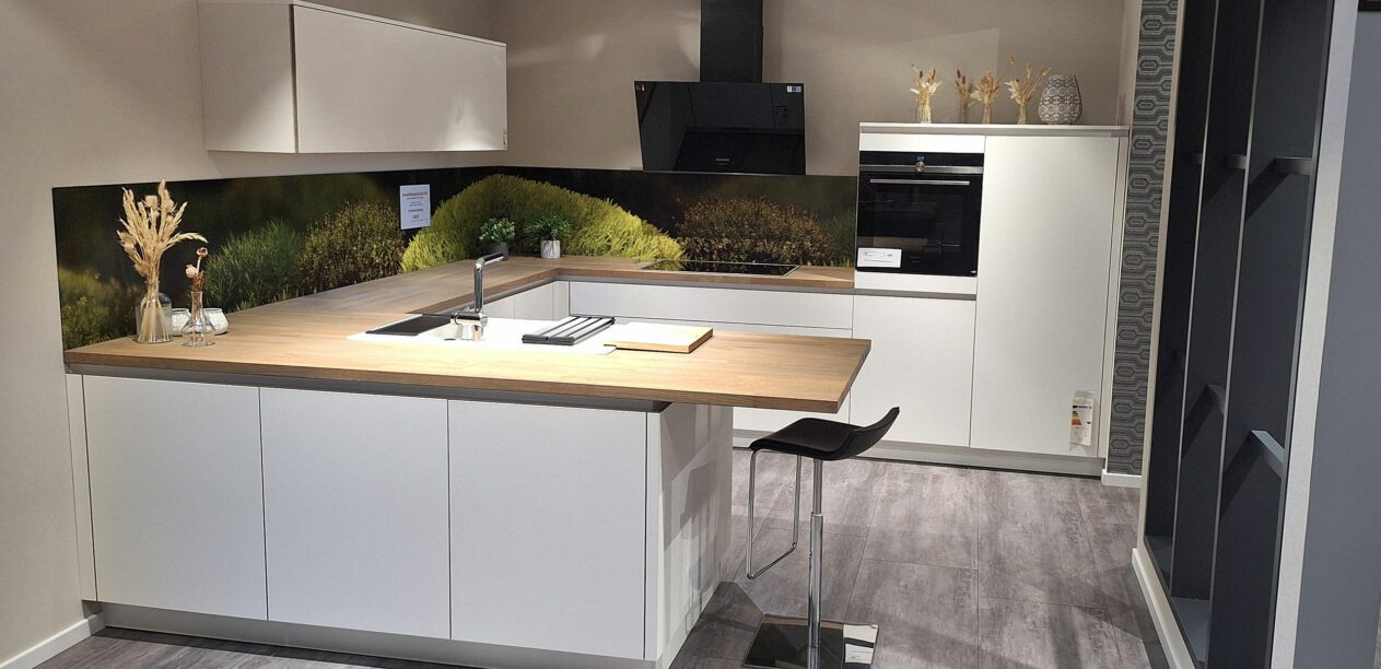 Grifflose U-Küche mit integriertem Sitzplatz