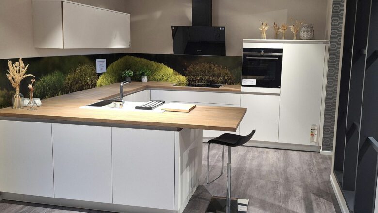 Grifflose U-Küche mit integriertem Sitzplatz