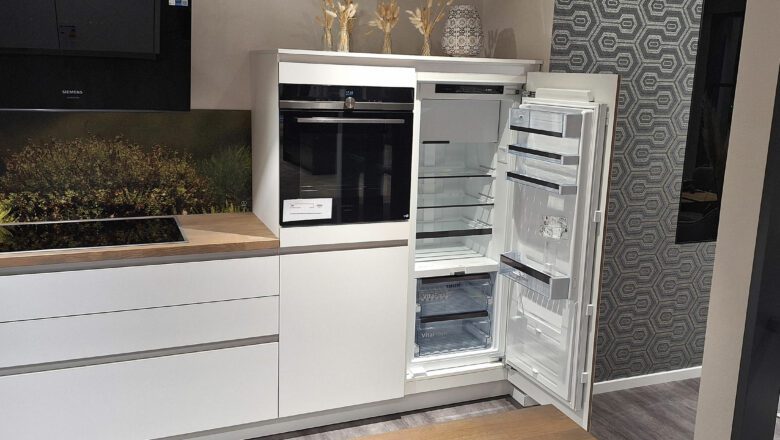 U-Küche in weiß mit großem Kühlschrank