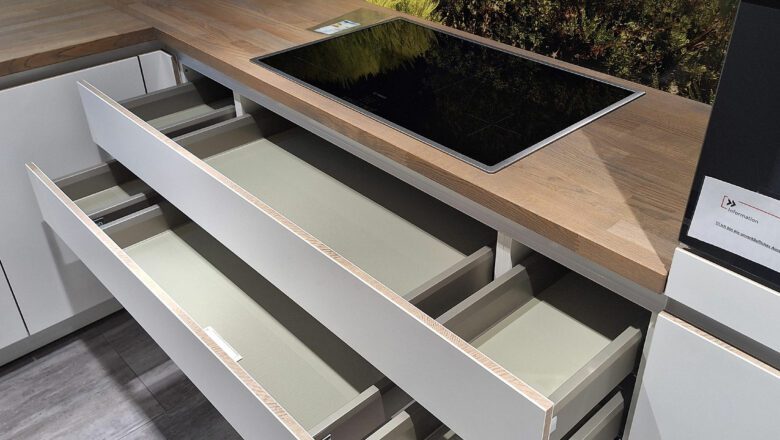 Extrabreite Schubladen sorgen für viel Komfort und Stauraum