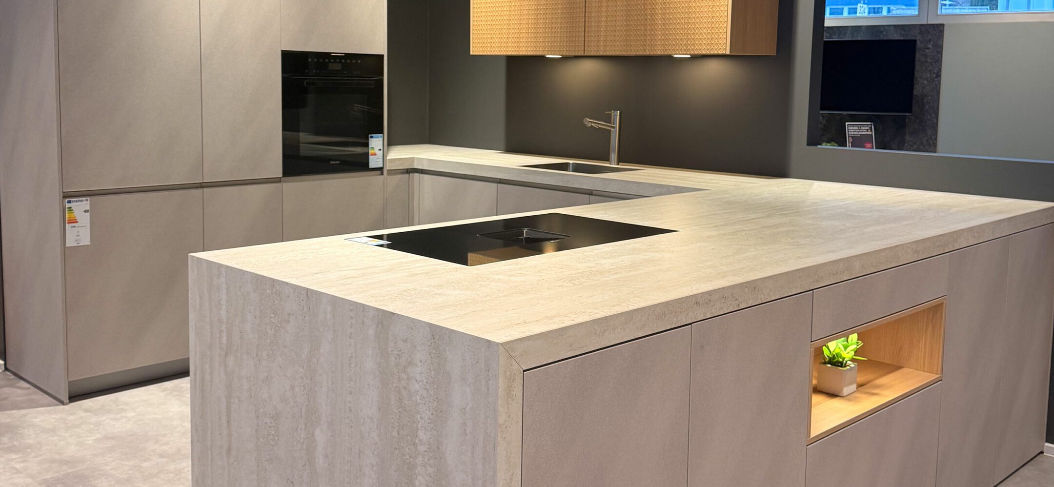 Helle U-Küche mit Fronten in Beton-Optik