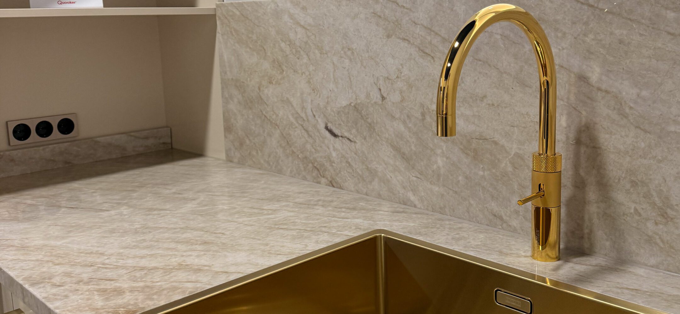 Besonders auffällig ist diese goldene Armatur und das goldene Spülbecken