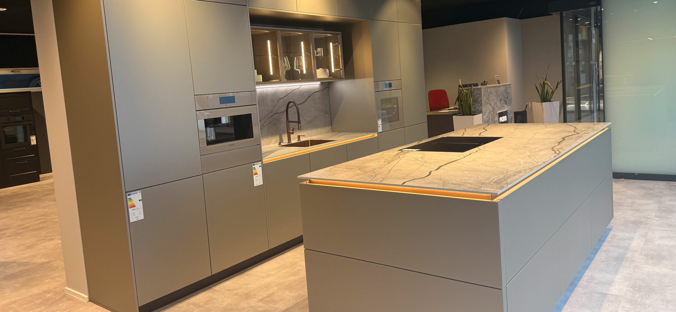 Grifflose hellgraue Inselküche