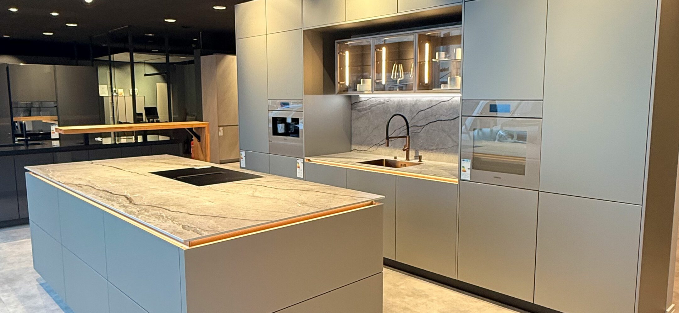 Grifflose Inselküche mit hochwertiger Keramik-Arbeitsplatte