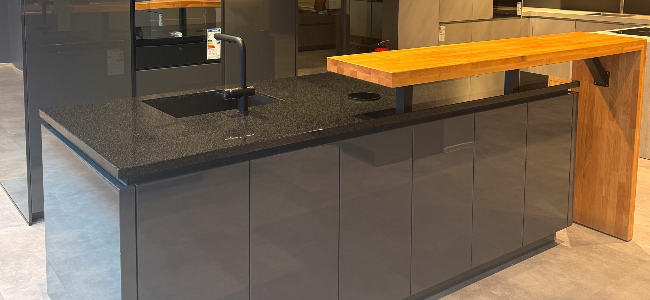 Dunkelgraue Inselküche mit praktischer Theke