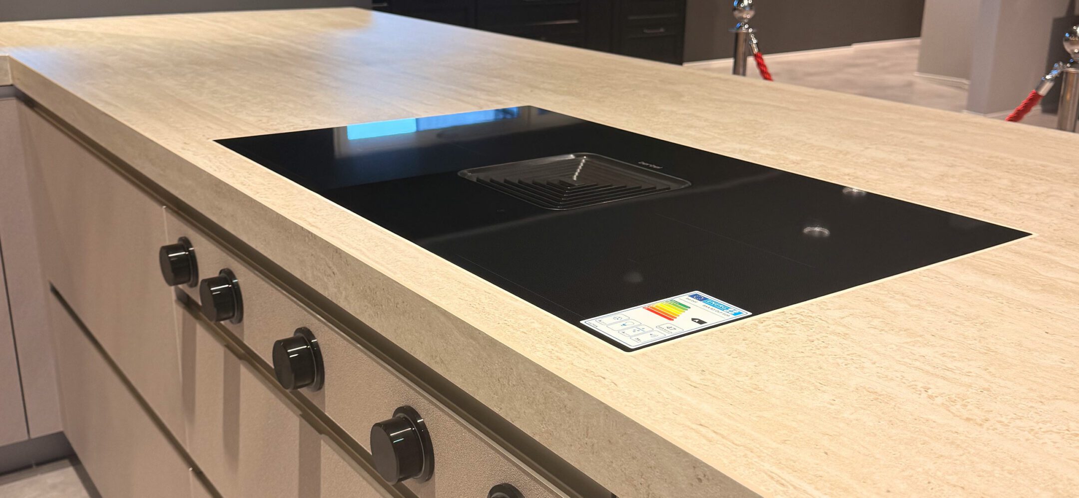 Induktionskochfeld mit integrierter Muldenlüftung