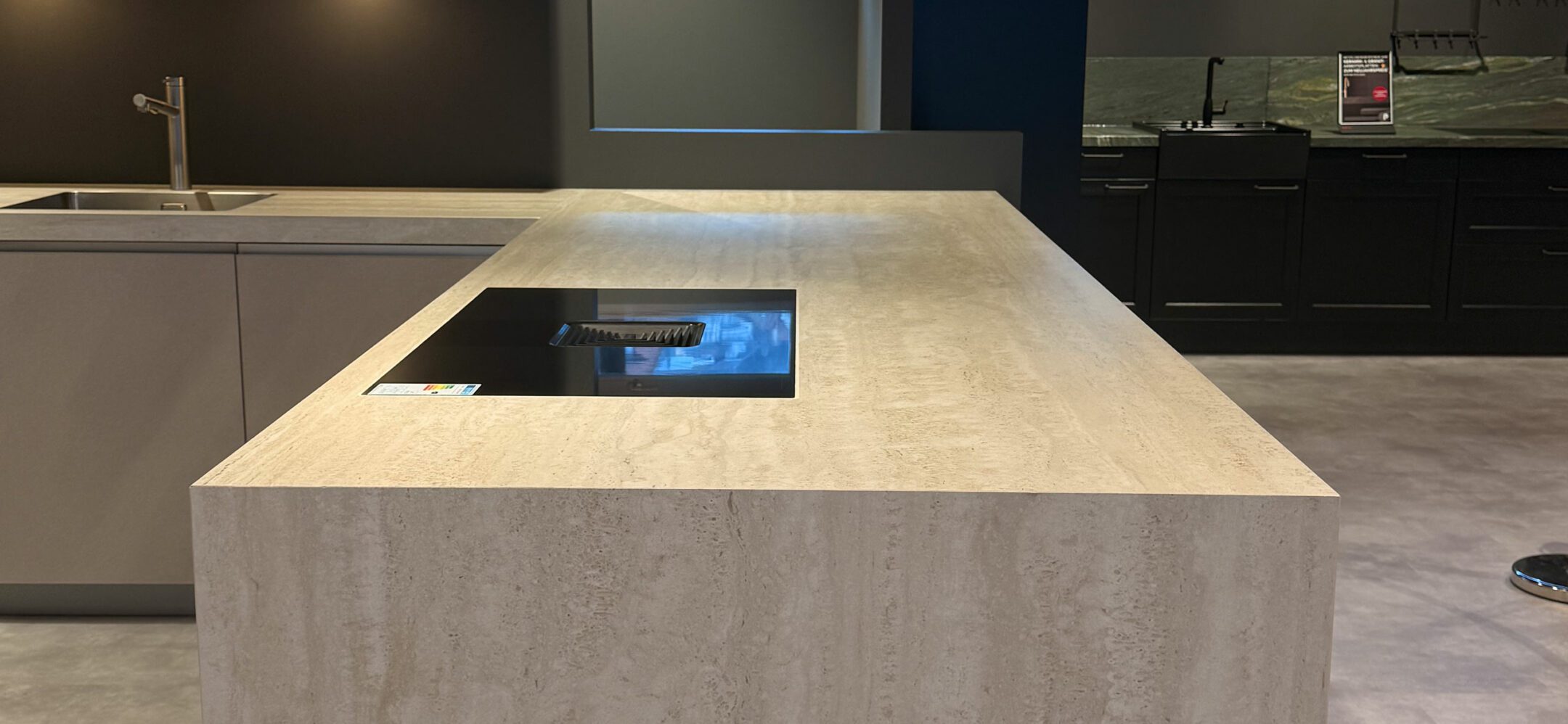 Zeitlose Eleganz durch klare Linienführung in U-Küche