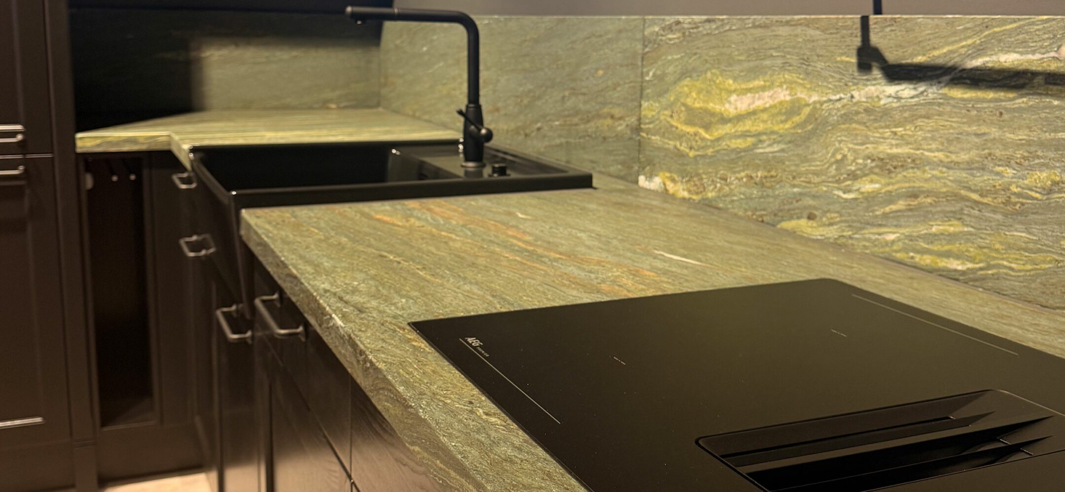 Arbeitsplatte und Rückwand aus gleichem Naturstein