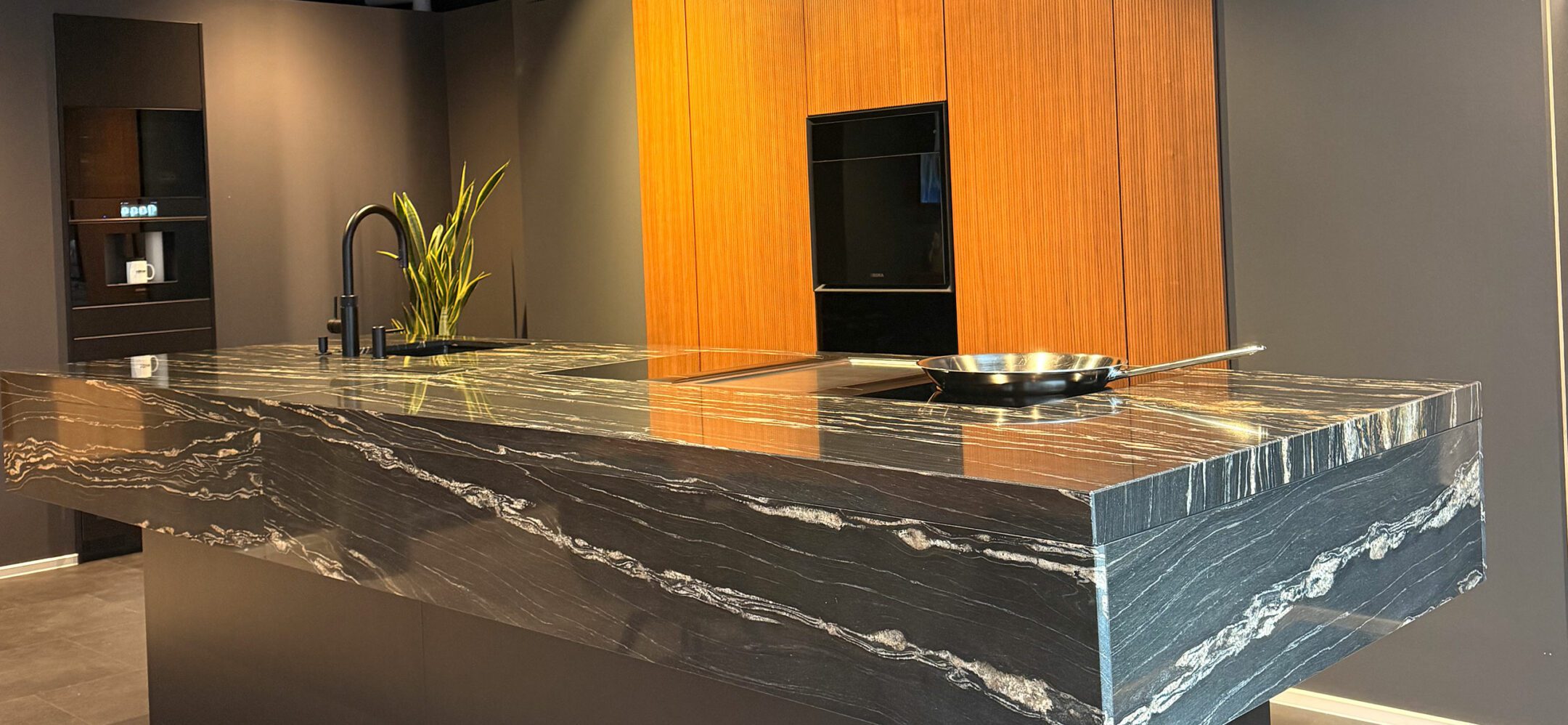 Kochinsel mit auffälliger Stein-Arbeitsplatte