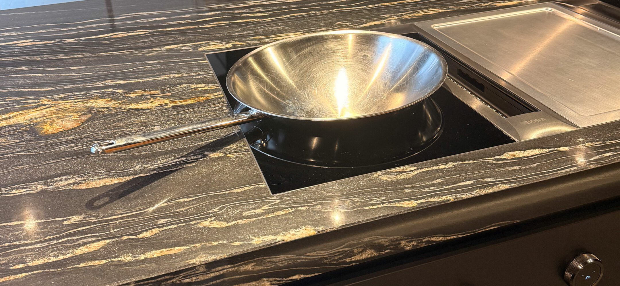 Bora-Induktionskochfeld in Kochinsel