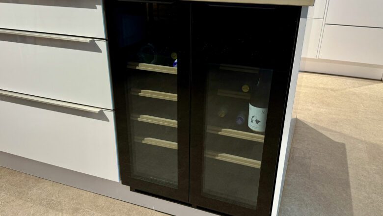 Weinkühlschrank in Kochinsel integriert