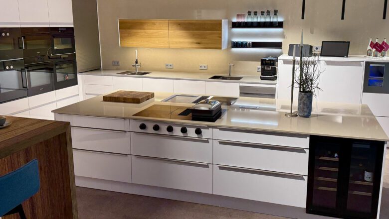 Geräumige Musterküche mit Glanzlack-Fronten