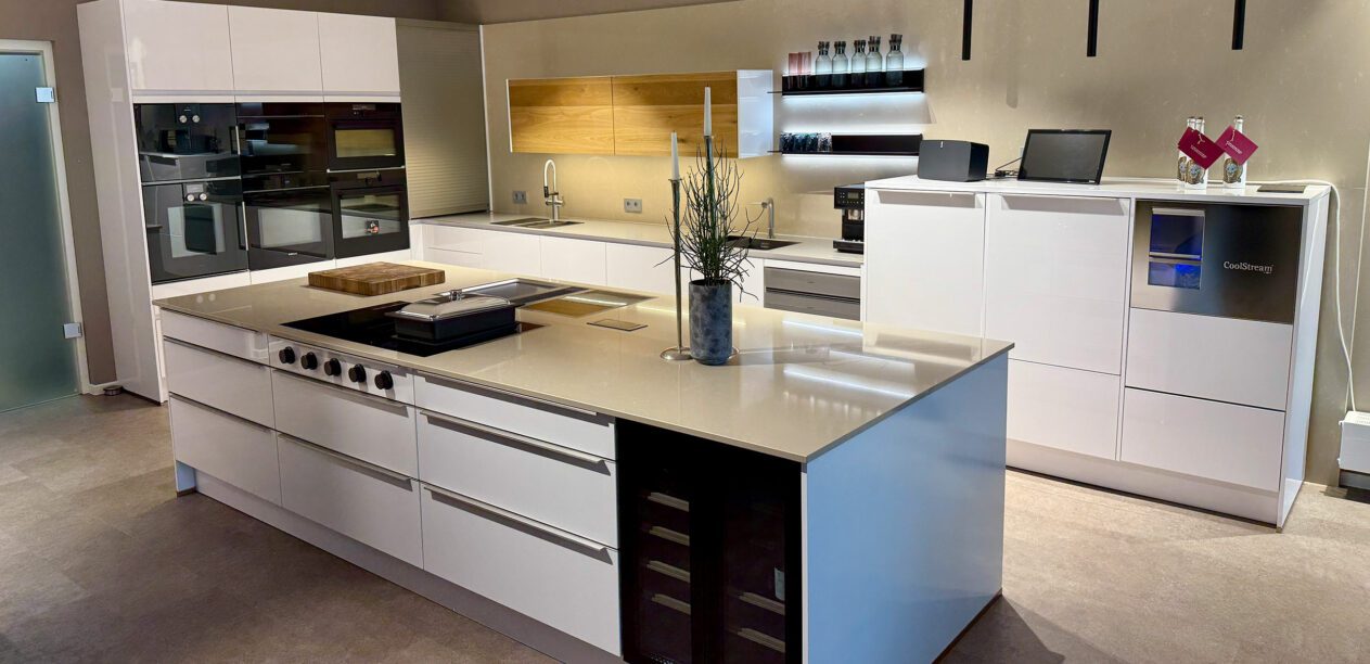 Geräumige Musterküche mit Glanzlack-Fronten