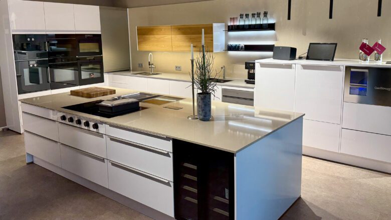 Geräumige Musterküche mit Glanzlack-Fronten