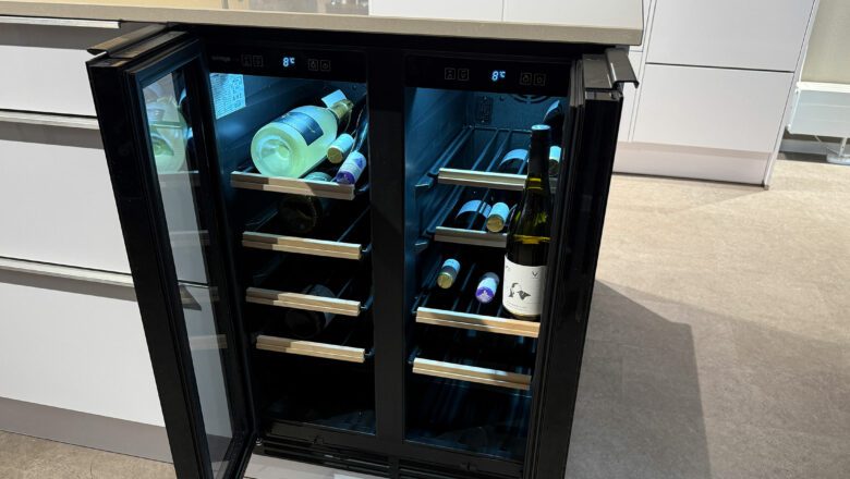 Geöffneter Weinkühlschrank in Ausstellungsküche