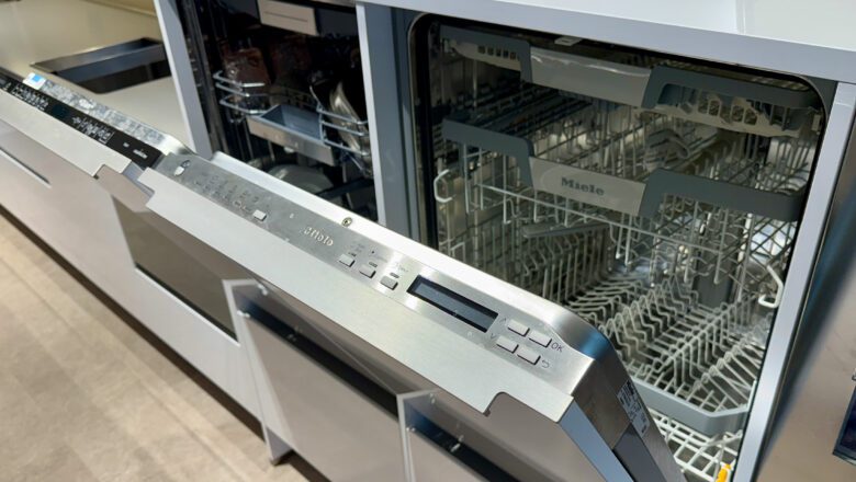 Ausstellungs- und Vorführküche mit 2 Geschirrspüler