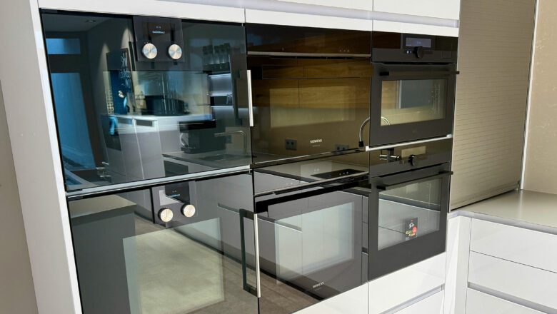 In dieser Ausstellungsküche sind jede Menge Elektrogeräte eingebaut