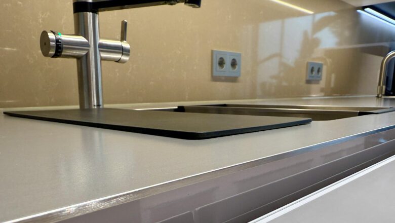 Arbeitsplatte aus massivem Edelstahl