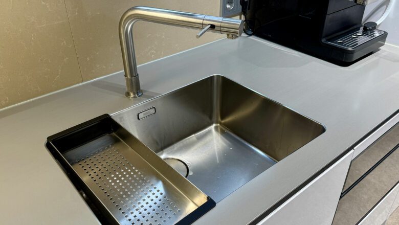 Das Spülbecken ist bündig in die Arbeitsplatte eingeschweißt