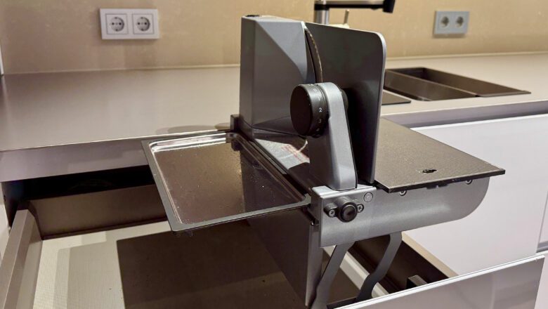 Die Schneidemaschine lässt sich im Auszug versenken