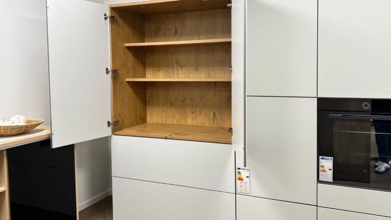 Nischenrückwand und Einlegeböden in Catania Eiche