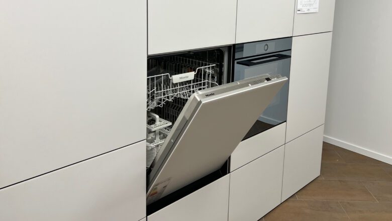 Küchenzeile mit Miele Geschirrspüler