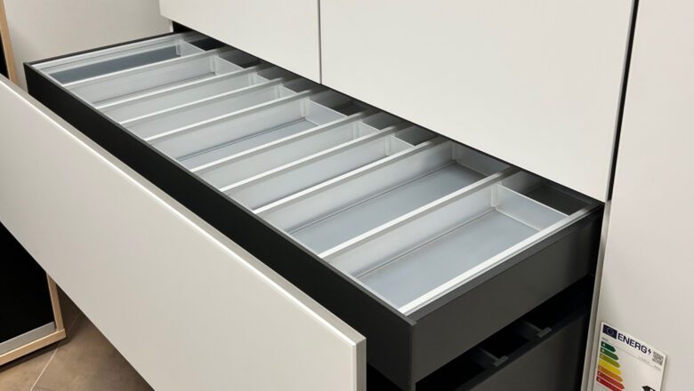 Küchenzeile in weiß mit hochwertigem Besteckeinsatz in Auszug