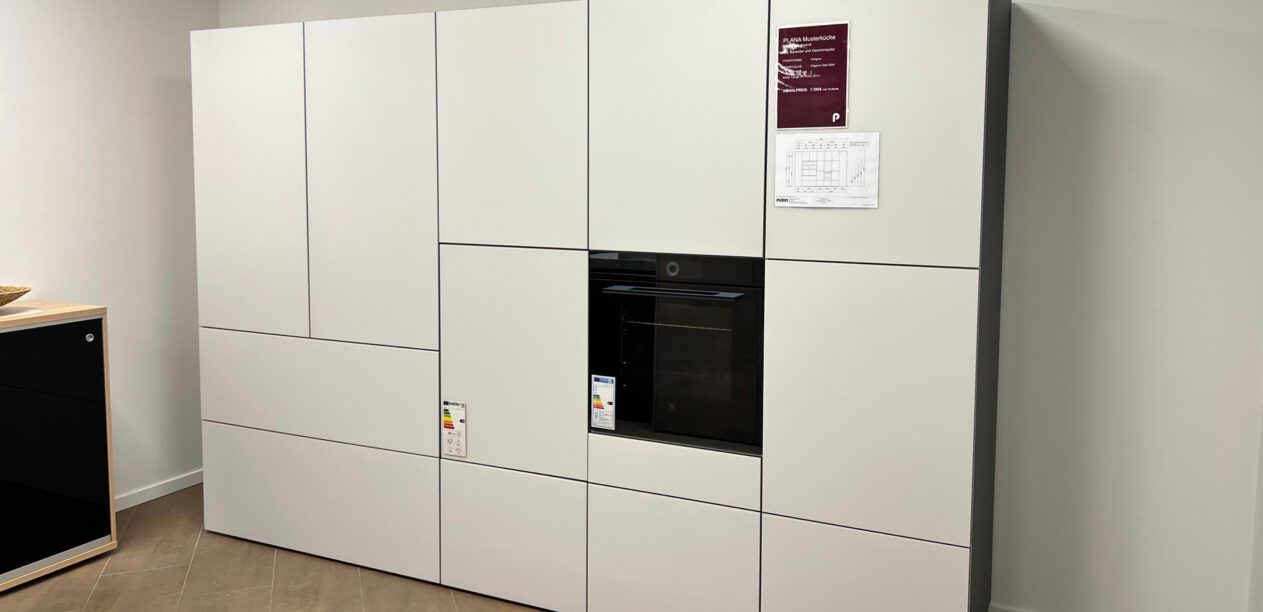 Grifflose Küchenzeile mit grauen Glassfronten