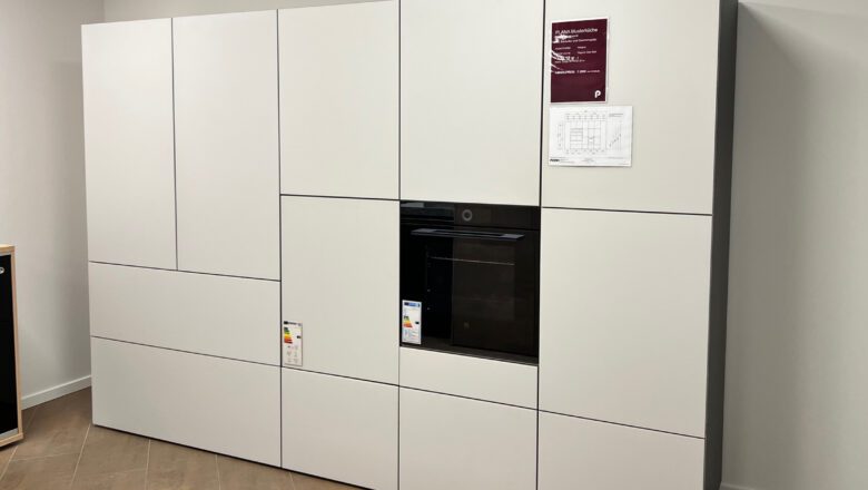 Grifflose Küchenzeile mit grauen Glassfronten