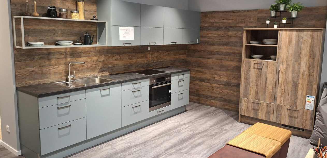 Zweizeilige Musterküche in Offenburg mit stahlgrauen Fronten
