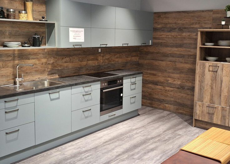 Zweizeilige Musterküche in Offenburg mit stahlgrauen Fronten