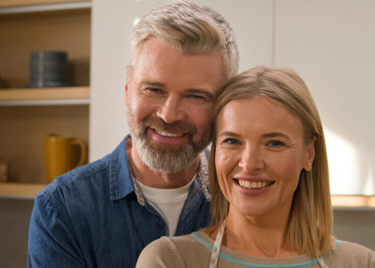 Paar mittleren alters steht in Küche