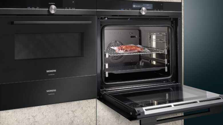 Dampfbackofen mit vakuumiertem Fleisch