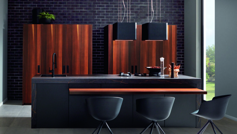 Schwarze Design-Küche kombiniert mit Holz-Elementen