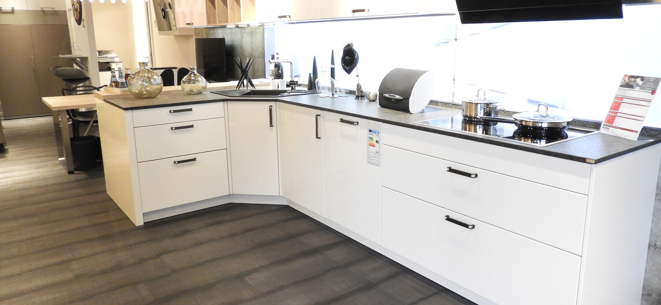 Küchenausstellung Esslingen weiße klassische Küche
